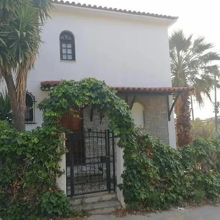 Pine & Sea House نيكيتي